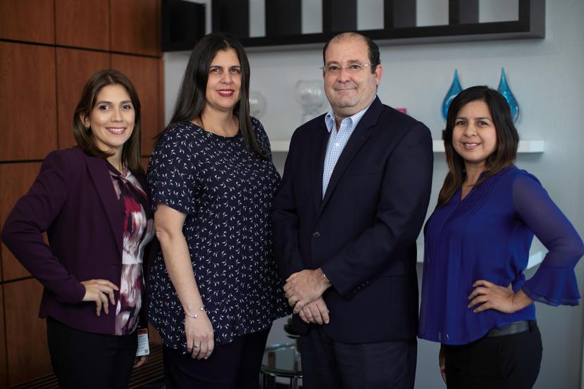 Desde la izquierda: Wanda López, senior HR Business Partner; Patricia Pagán, directora de Finanzas; Manuel Palma, gerente general; y Marlene Martínez, senior assembler de Manufactura.