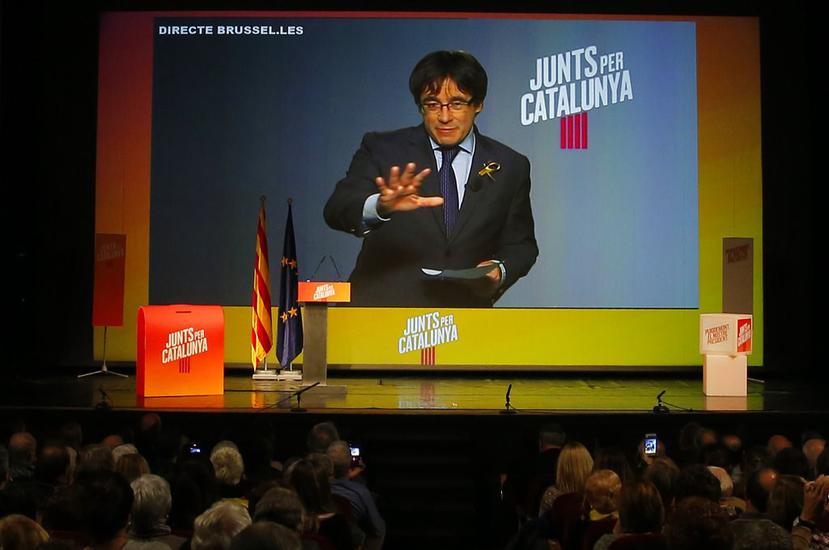 Carles Puigdemont ofrece, desde Bruselas, una videoconferencia a sus seguidores en Barcelona (AP).