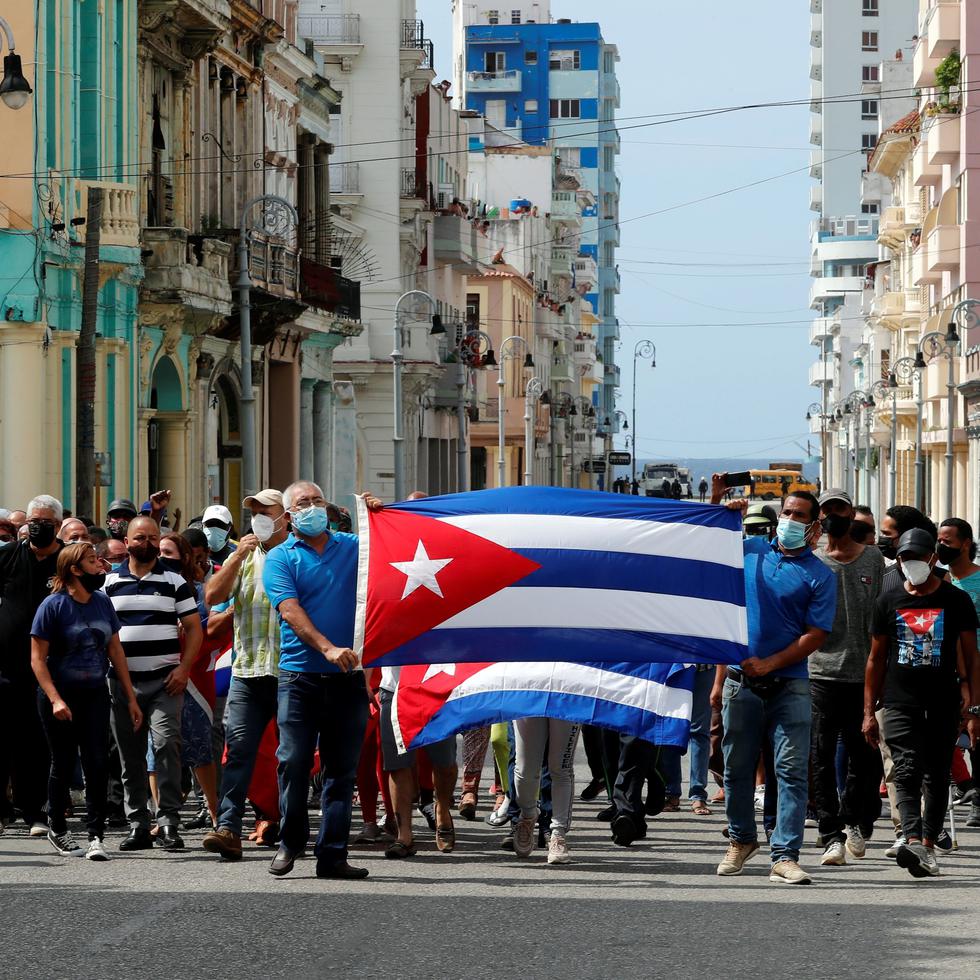 Un grupo de personas responden a manifestantes frente al capitolio de Cuba hoy, en La Habana (Cuba). EFE/Ernesto Mastrascusa
