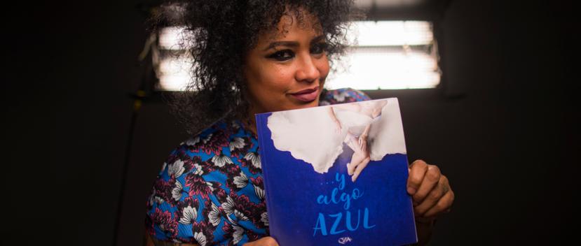 Tomando las anécdotas que escucha a menudo entre sus clientas, la maquilladora Julia Cristina Morales, conocida como Qza, se inspiró para escribir su primer libro, llamado “… y algo azul”. (Foto: Ramón “Tonito” Zayas / GFR Media)