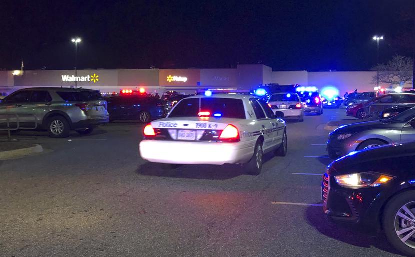 En esta imagen tomada de un video, la policía de Virginia responde al sitio donde se registró un tiroteo, en un Walmart de Chesapeake, Virginia, el martes 22 de noviembre de 2022. (WAVY-TV 10 vía AP)