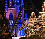En una sola noche, Magic Kingdom cambió su decoración de Halloween a su ambientación para las fiestas navideñas que en esta ocasión se combinan con la celebración del 50 aniversario del parque.