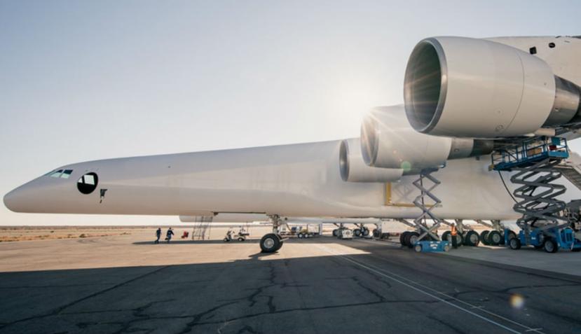 Stratolaunch tiene seis motores de grandes dimensiones, mismos que tienen una potencia similar a la de los aviones Boeing 747. ( www.stratolaunch.com?)