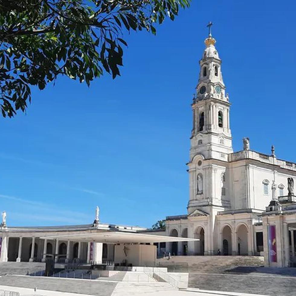 La atracción principal de Fátima es el Santuario de Nuestra Señora de Fátima que consiste en varios edificios religiosos construidos a partir de 1919 en el sitio de las apariciones y consagrados en 1953.