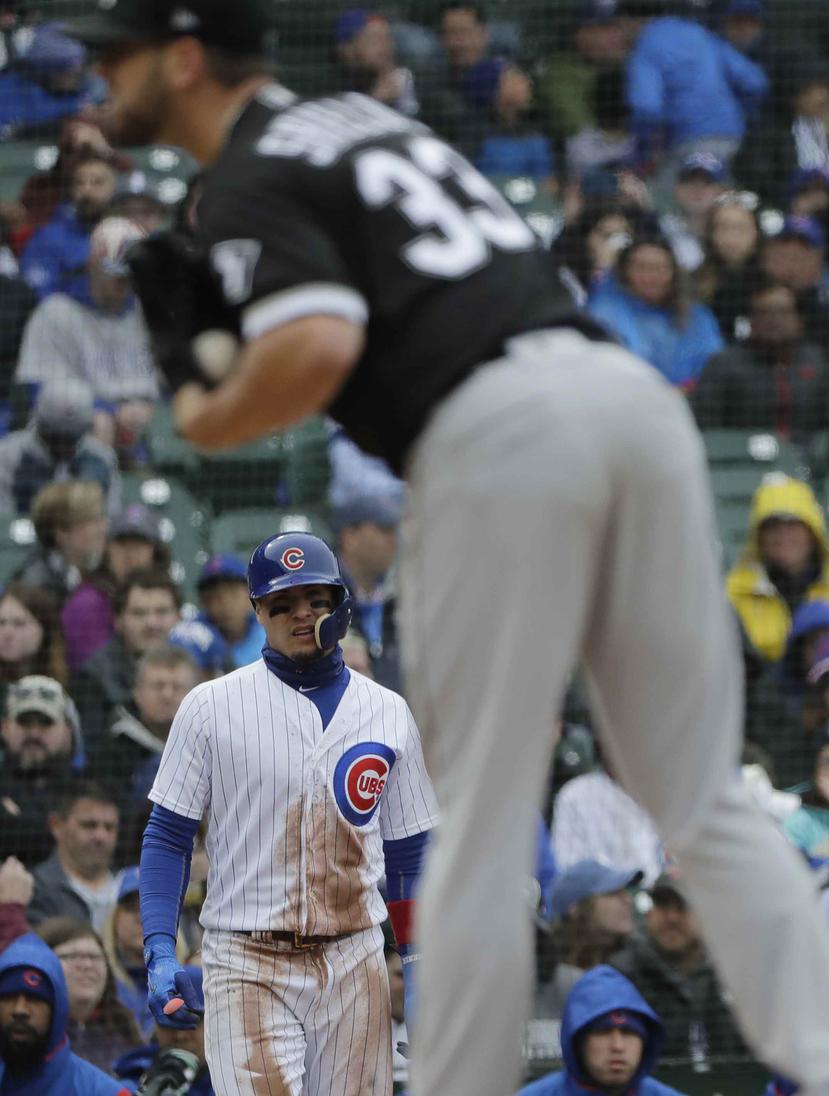 Javier Báez mira al lanzador James Shields desde tercera base tras conectar un triple. (AP?