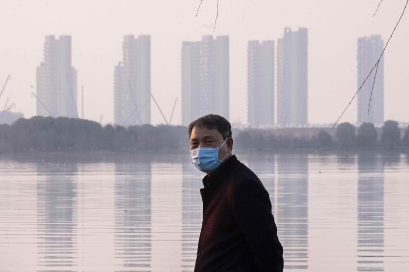 Un hombre porta una mascarilla en la ciudad de Wuhan, en la provincia de Hubei, en el centro de China. (AP/Arek Rataj)