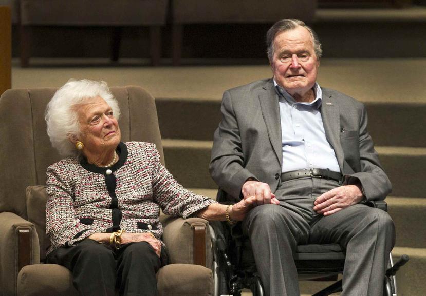 El expresidente George H.W. Bush y la fenecida ex primera dama Barbara Bush. (AP)