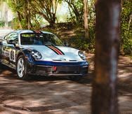 El Porsche 911 Dakar recuerda la primera victoria de Porsche en el rally París-Dakar.