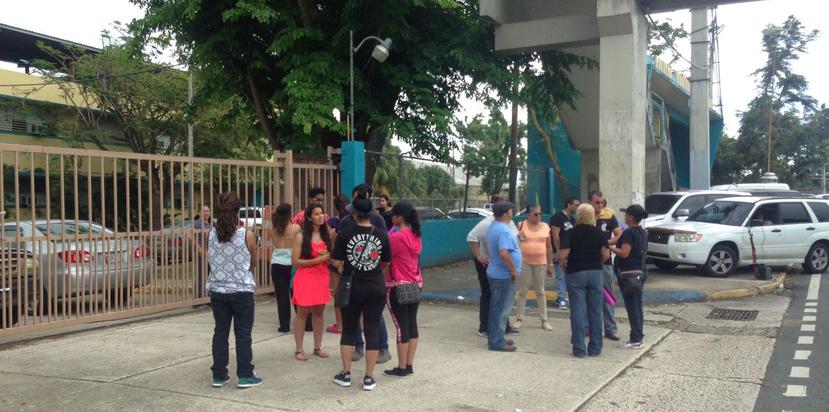 Algunos padres y maestros se reúnen frente a la escuela Miguel Such. (Suministrada)