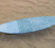 La tabla de surf sustentable se construyó con 28 libras de plástico recuperado de la playa.