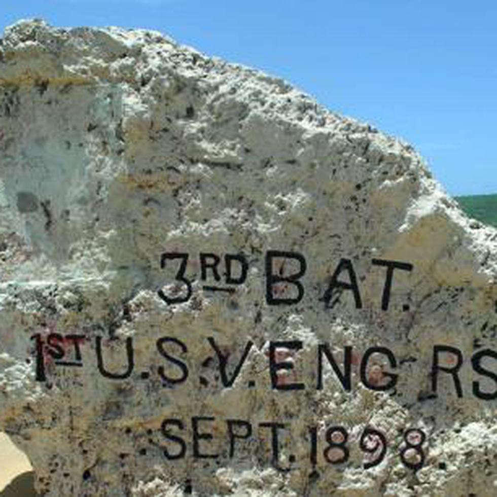Piedra conmemorativa de la invasión de 1898 en el malecón. (archivo)
