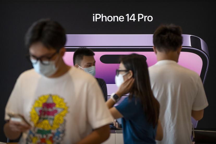 Clientes en una tienda Apple para el primer día de ventas del iPhone 14 en Beijing, China.