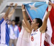 Carla Cortijo cargó a la Selección en el partido por la medalla de oro ante México al anotar 29 puntos. Abajo, Cortijo celebra la victoria con una bandera. (GFR Media)