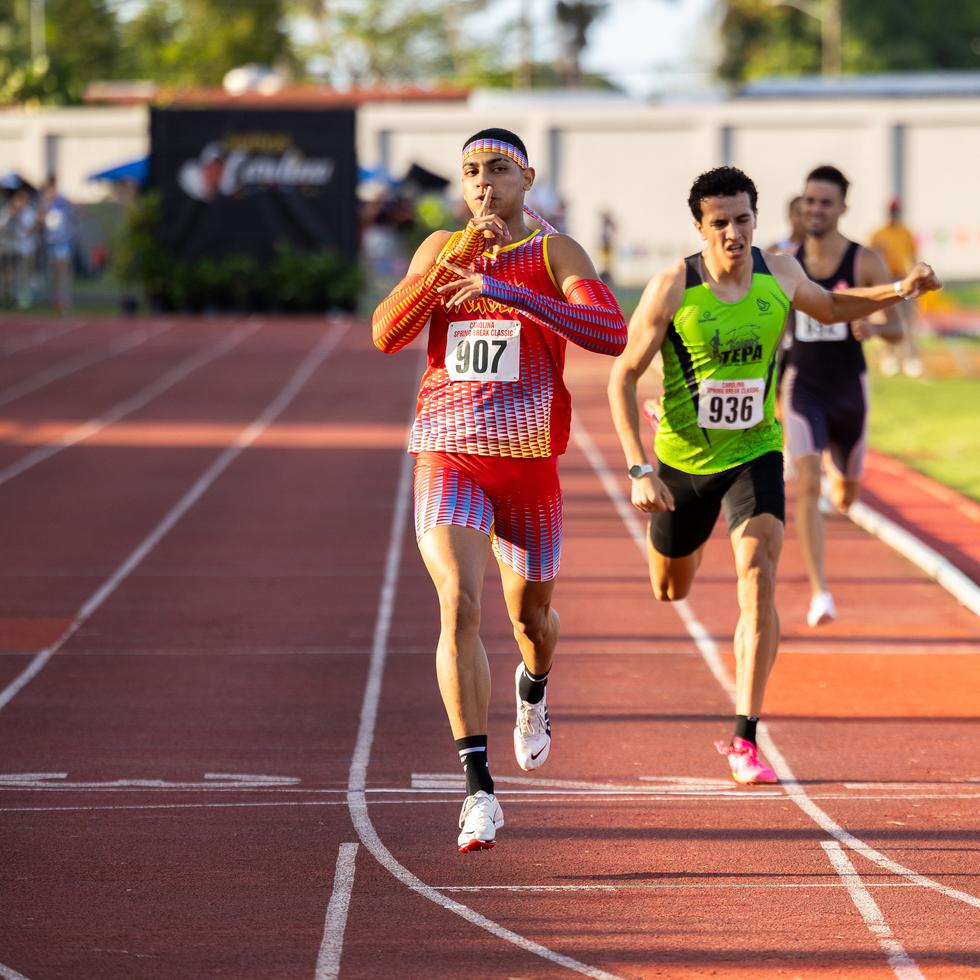 Ryan Sánchez (907) compitió en el Clásico Primaveral de Atletismo 2024, celebrado en Puerto Rico, en los 600 metros. Ganó con tiempo de 1:17.52.