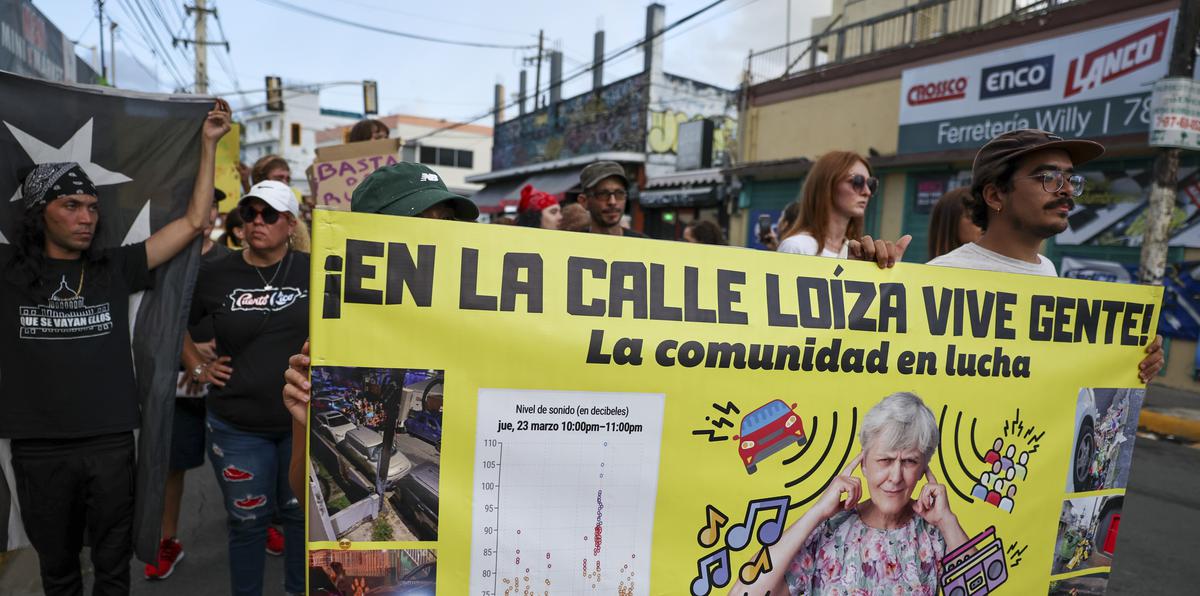 Las vecindades de la calle Loíza y el barrio Machuchal realizaron una marcha en protesta contra el desplazamiento en una zona en la que muchas familias han tenido que abandonar sus hogares en los pasados años.