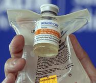 Un doctor sostiene una intravenosa del medicamento de anticuerpos monoclonales de Regeneron en Ford Lauderdale, Florida.