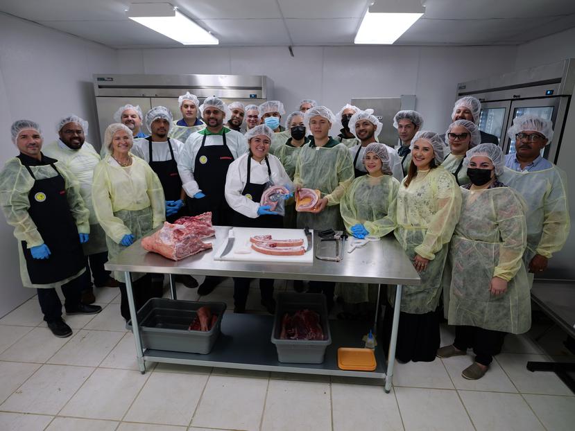 En colaboración con el Departamento de Educación, supermercados Selectos retomó la creación del Programa de Cortes y Confección de Carnes (tablajería).
