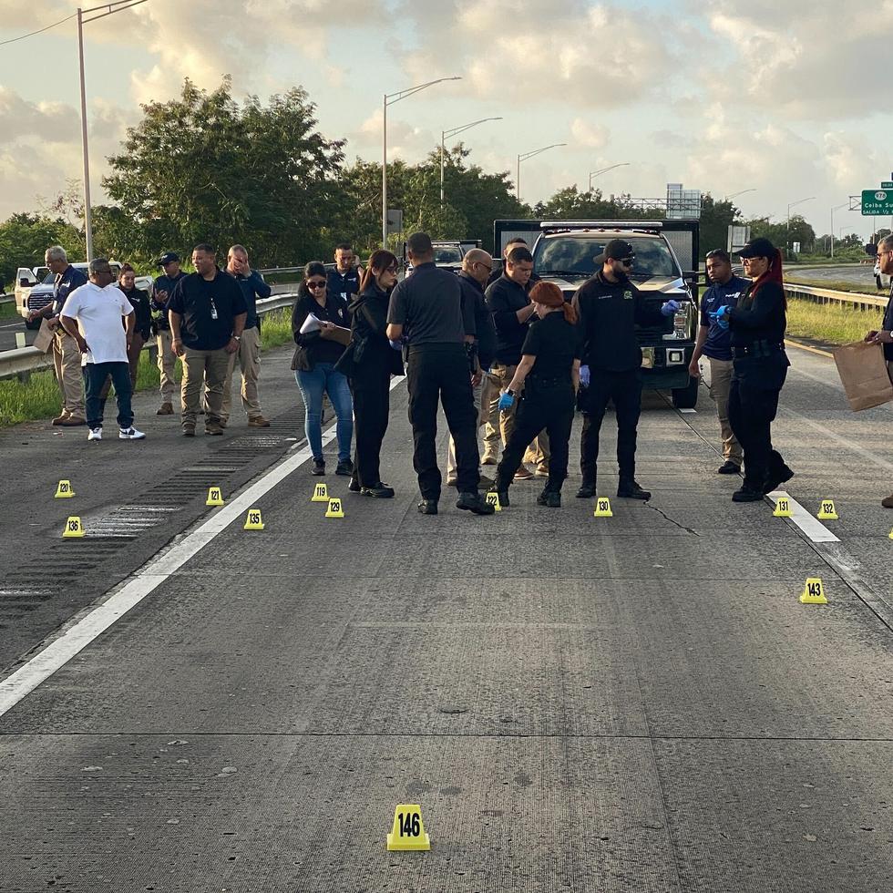 Cinco hombres fueron asesinados en la noche de este lunes en una balacera, presuntamente de carro a carro, registrada en la salida 5 de la PR-53 en Ceiba, confirmó el agente Melvin Sánchez, oficial de prensa del área policíaca de Fajardo.