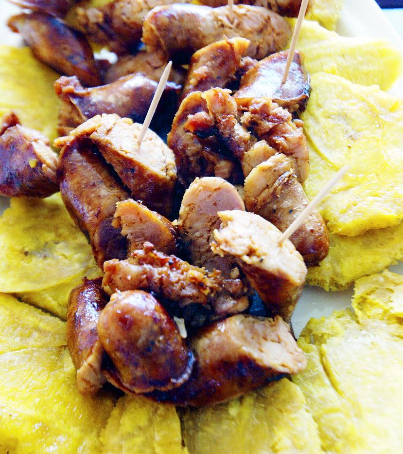 La longaniza frita, rellena de carne de pollo o de cerdo, con tostones, es uno los platos que puedes degustar en la ruta de la longaniza.
-----