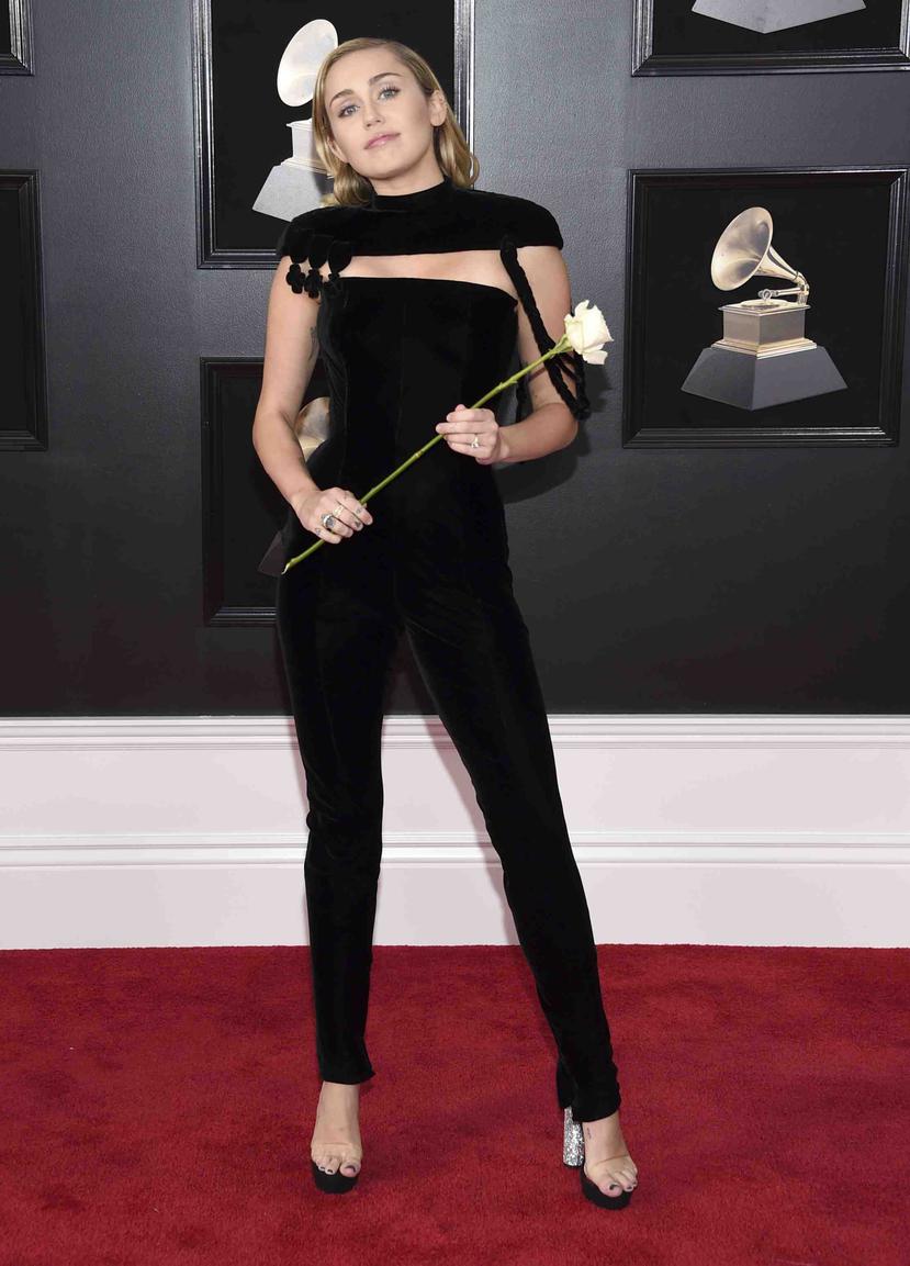 Miley Cyrus llega con una rosa blanca a la 60a entrega anual de los premios Grammy en el Madison Square Garden, en Nueva York. (AP)