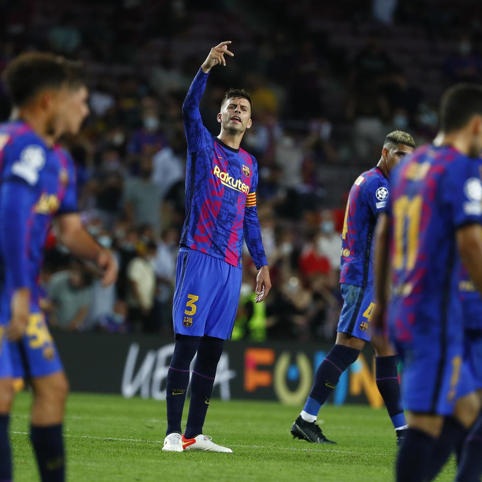 El capitán del Barcelona Gerard Piqué hace un gesto después de la derrota ante el Bayern Múnich en un partido de la Liga de Campeones.