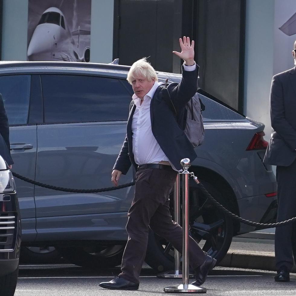 Tras un vuelo procedente del Caribe, el ex primer ministro Boris Johnson llega al aeropuerto Gatwick de Londres el sábado 22 de octubre de 2022.