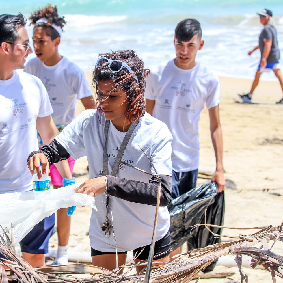 Principalmente jóvenes fueron los que acudieron al llamado de la Fundación Alma de Bahía, para ayudar en la remoción de basura de la costa en la desembocadura del río Herrera entre Río Grande y Loíza.