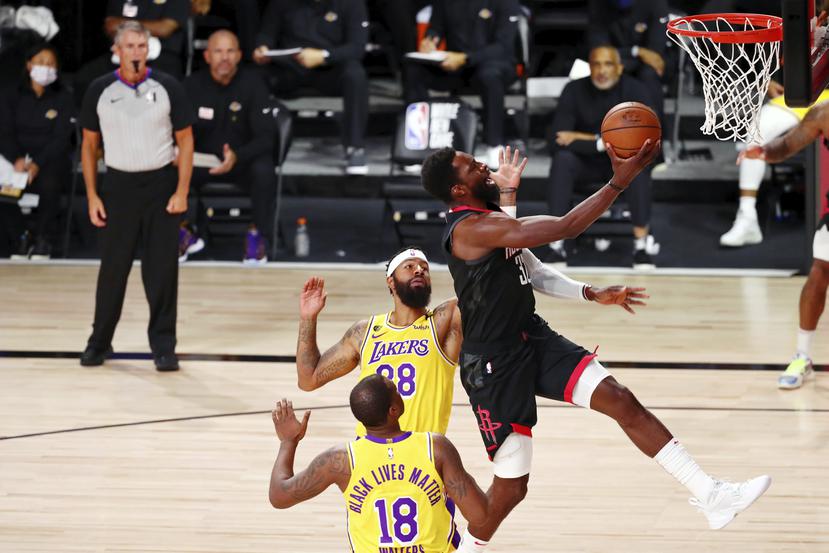 El delantero de los Rockets de Houston Jeff Green (32) anota durante la segunda mitad del juego contra los Lakers.