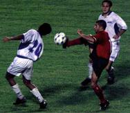 Chris Armas (centro) pelea por el control del balón en un partido entre Estados Unidos y Honduras en el 2001.