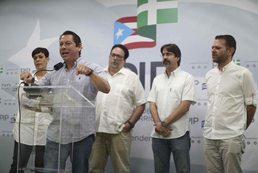 Desde la izquierda, María de Lourdes Santiago, Juan Dalmau, Denis Márquez, Hugo Rodríguez y Adrían González durante la conferencia de prensa.