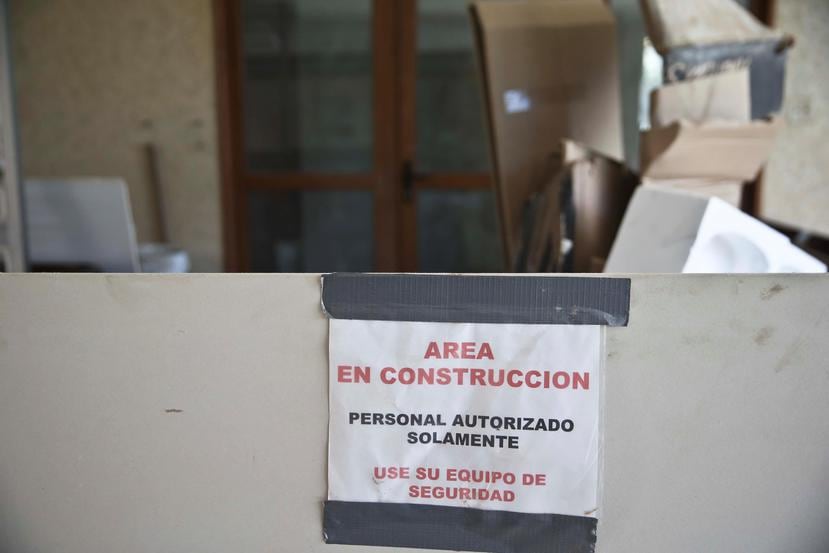 En el área que conduce hacia las oficinas de los senadores Evelyn Vázquez y Aníbal José Torres, un panel de madera bloquea el acceso.