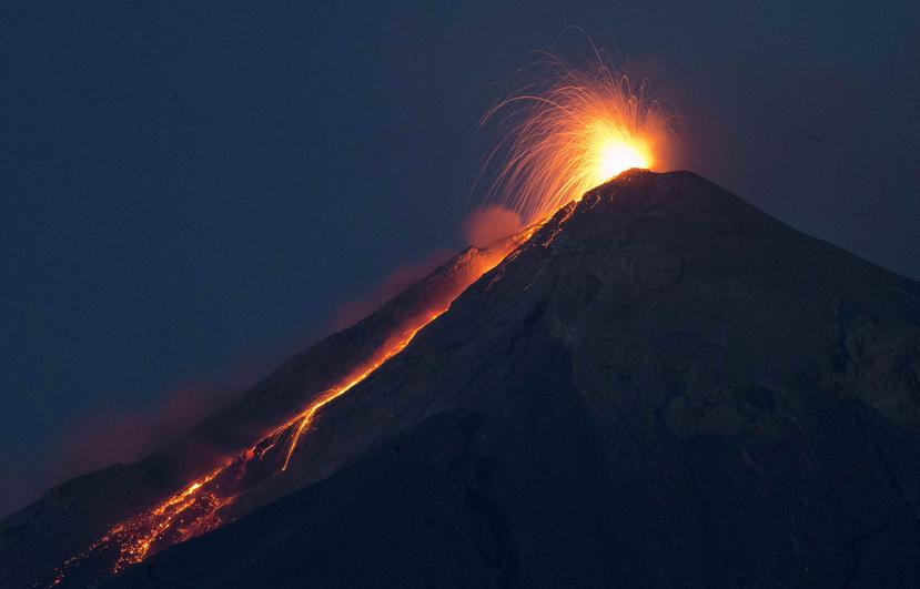 Las autoridades de Guatemala elevaron la alerta institucional a anaranjada (movilización) por la nueva fase eruptiva, que duró unas 30 horas.