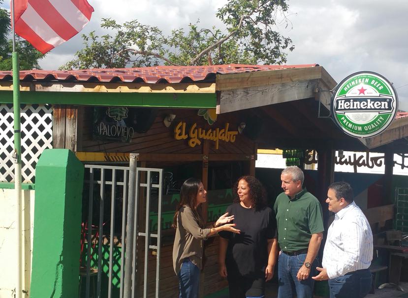 Desde la izquierda, Jolliam Berríos, María "Milly" Rivera, Luis Álvarez y Alfredo Del Valle, frente a El Guayabo, uno de los negocios rehabilitados en la iniciativa Tu Estrella Vive. (Suministrada)