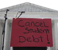 En esta foto de archivo una pancarta aboga por "cancelar la deuda estudiantil" a las afueras del Tribunal Supremo de Estados Unidos.