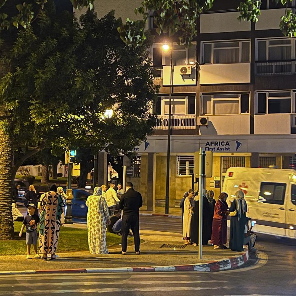 Vecinos en el centro de Rabat huyen de sus casas y salen a la calle tras el terremoto de magnitud 6.8 que sacudió este viernes la región septentrional marroquí de Marrakech.