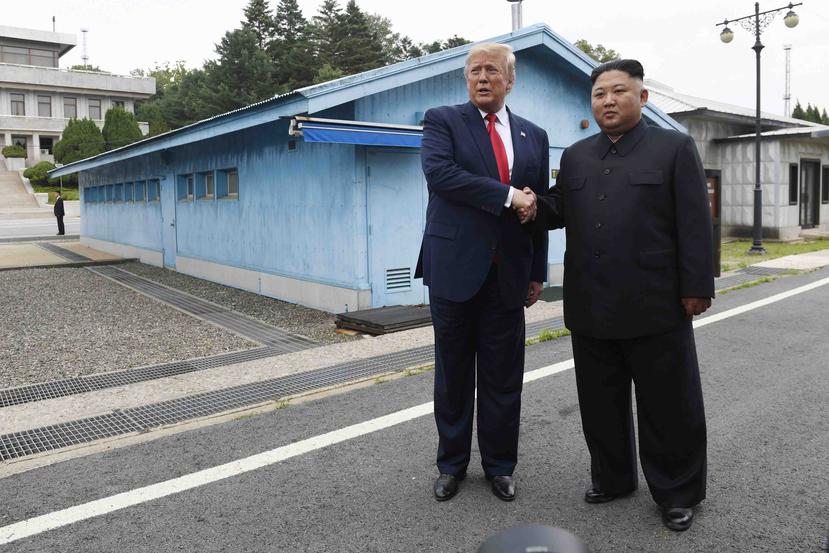 Foto de archivo, 30 de junio de 2019, del presidente estadounidense Donald Trump, izquierda, con el líder norcoreano Kim Jong-un en Panmunjom, la aldea en la zona desmilitarizada entre las dos Coreas. (AP)
