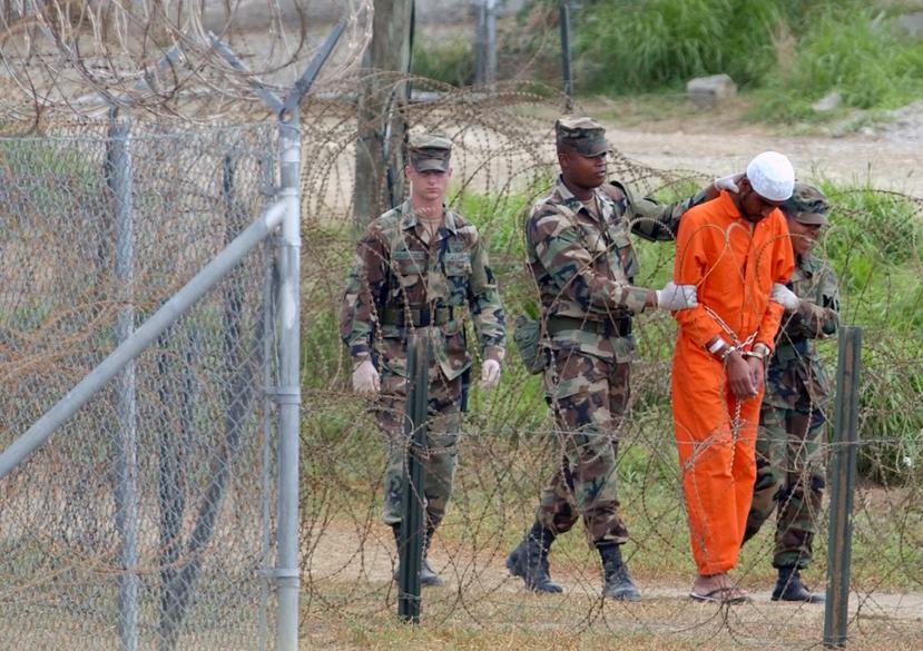 Un detenido es llevado por la policía militar a interrogatorio en el Campamento Rayos X de la Base Naval de Estados Unidos en la Bahía de Guantánamo, Cuba.