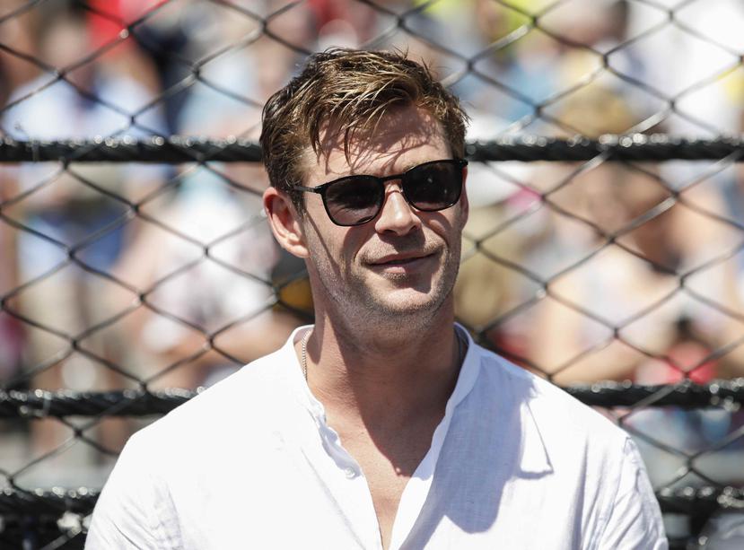 El actor australiano Chris Hemsworth sonríe mientras observa una carrera de autos en Indianápolis. (EFE)