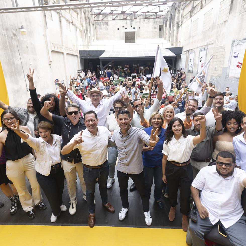 Grupo de candidatos de la Alianza de País por San Juan, en el lanzamiento de la campaña de su candidato a la alcadía capitalina, Manuel Natal Albelo.