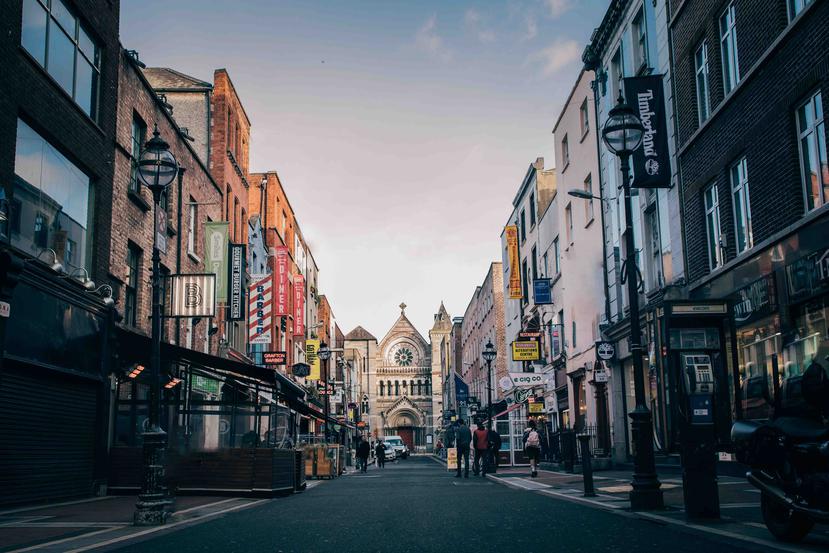 Calle en Dublín, llena de bares y restaurantes para el disfrute de los visitantes. (Suministrada)