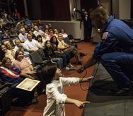 El astronauta Joseph Acabá escucha la pregunta de Fabián Andrés Rodríguez Jiménez durante una charla con estudiantes de pueblos del sur de Puerto Rico.