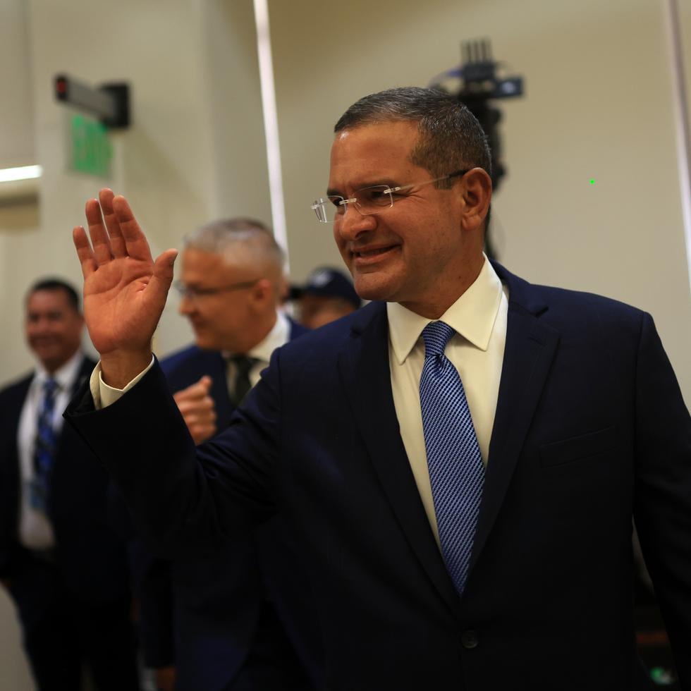 Pedro Pierluisi saluda durante la ceremonia de ascensos otorgados por la Policía de Puerto Rico.