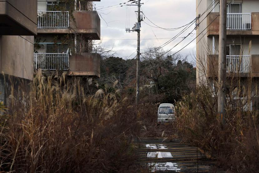 Un complejo de apartamentos en la ciudad de Futaba abandonada tras el desastre nuclear en Fukushima. (AP / Jae C. Hong)