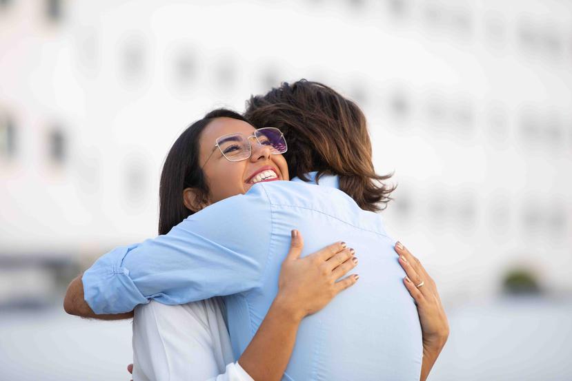 El contacto interpersonal se está convirtiendo en un tema importante en el estudio de las relaciones entre adultos. (Shutterstock)