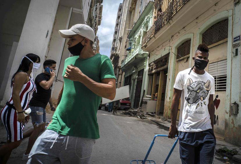 Cubanos se protegen del COVID-19 usando mascarillas por las calles de La Habana. (GFR Media)