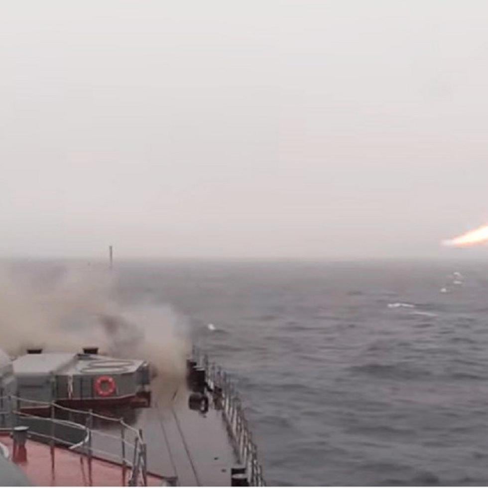 Un buque de la  Flota del Norte de la Armada de Rusia lanza un misil hipersónico Kinzhal.