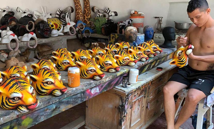 Las máscaras típicas que ordenó Shakira fueron elaboradas en tiempo récord de dos semanas por 20 artesanos de los municipios colombianos de Galapa y Soledad. (EFE)