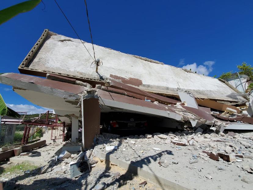 Un hogar colapsó hoy en el barrio Verdún de Guayanilla. Sus dos habitantes salieron ilesos, mientras que debajo de la estructura quedaron pillados dos carros y una motora. (GFR Media)
