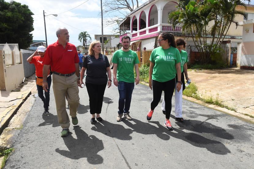 Durante su visita a la isla, la presidenta de la Fundación AARP, Lisa Marsh, estuvo en comunidades afectadas por el huracán María junto a José Acarón, director estatal de AARP en Puerto Rico, y personal de Foundation for Puerto Rico. (Suministrada)