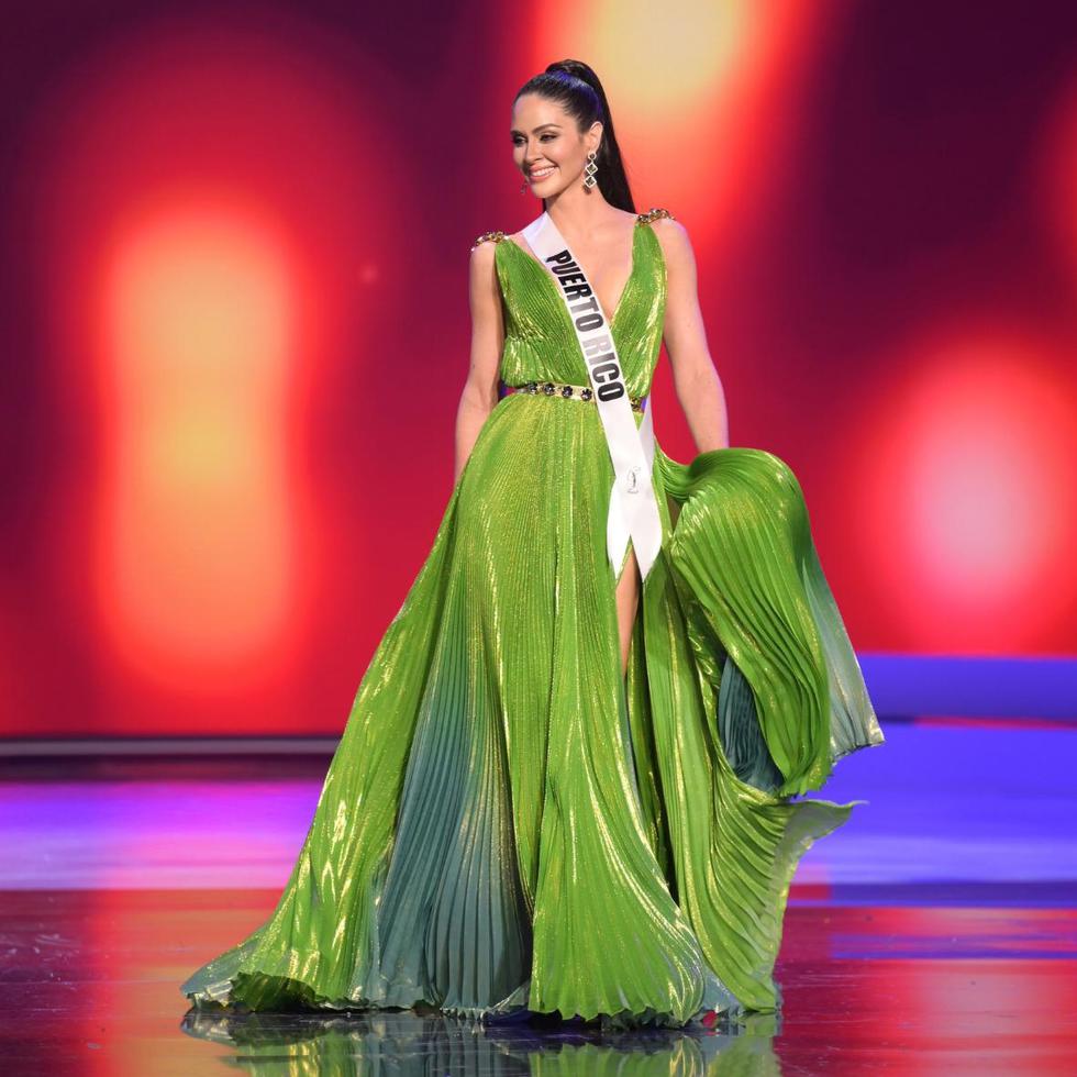 Estefanía Soto duarnte la competencia preliminar de Miss Universe 2021 con el vestido verde de Eclíptica.